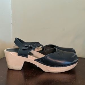 Black Sven clogs with backstrap